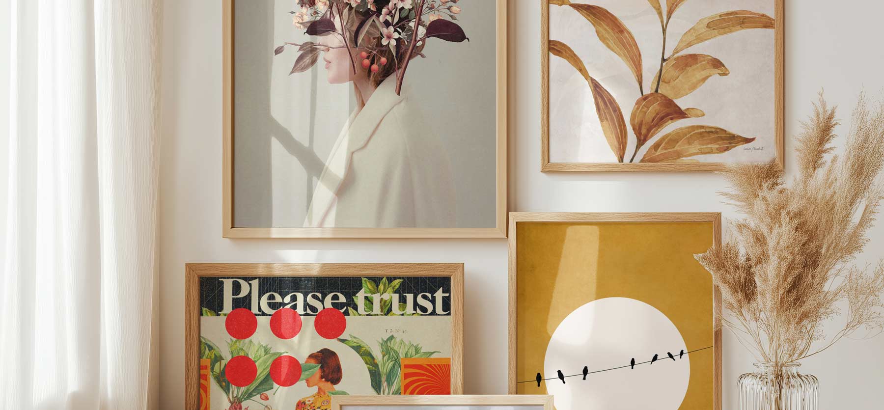 Heldere kamer met meerdere ingelijste prints aan de muur