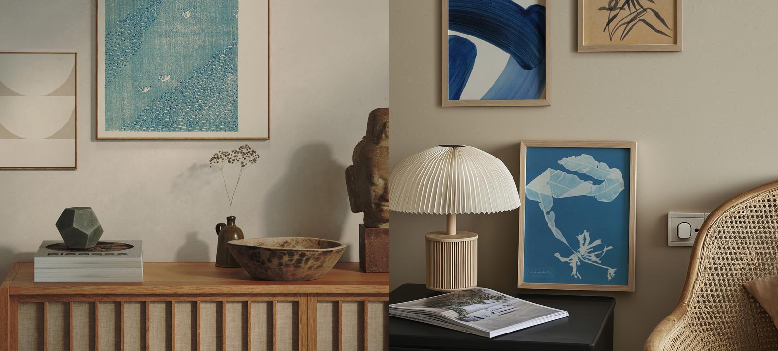 Wohnzimmer mit gerahmten Postern in Blau- und Naturtönen