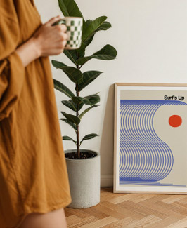 Gerahmtes Surfposter neben einer Pflanze