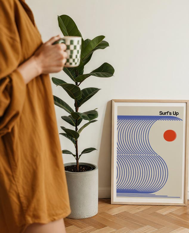 Gerahmtes Surfposter neben einer Pflanze