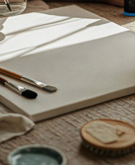 Leere Leinwand mit Pinseln und Ateliermaterialien