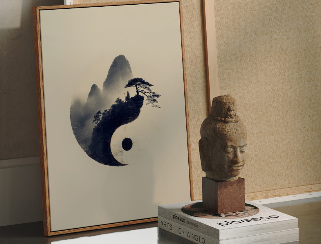 Yin-Yang-Poster neben einer Buddha-Skulptur