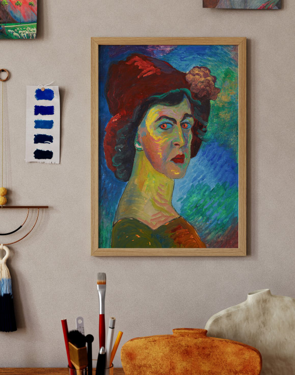 Ein Porträt von Marianne von Werefkin hängt an einer Wand, darunter stehen Pinsel und Keramikobjekte.