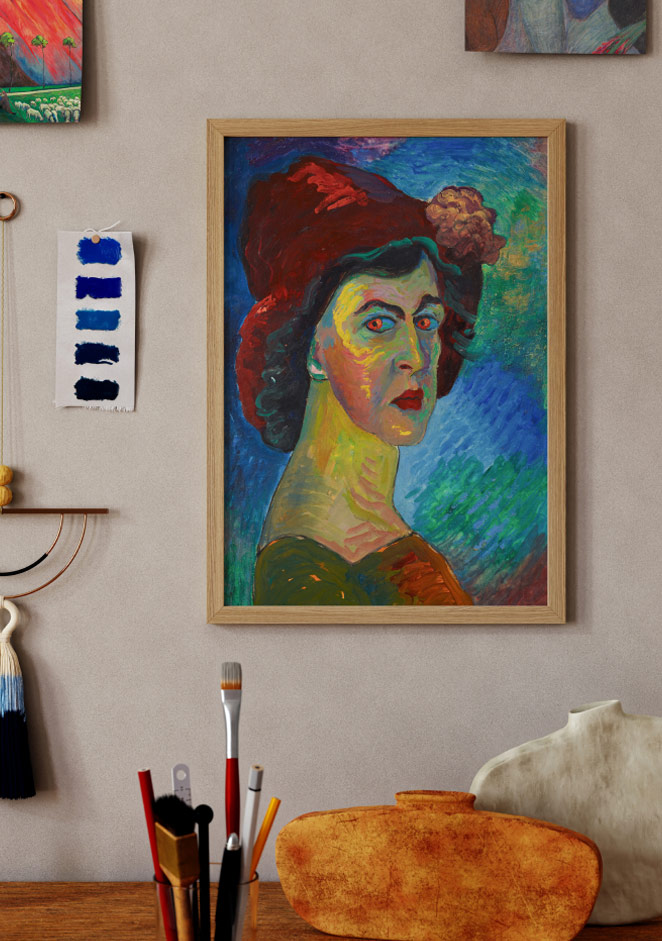 Ein Porträt von Marianne von Werefkin hängt an einer Wand, darunter stehen Pinsel und Keramikobjekte.