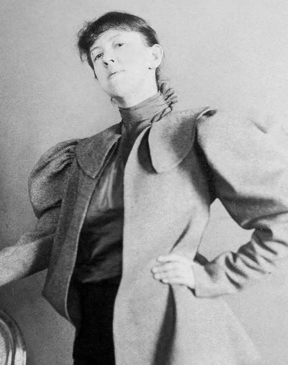 Schwarzweißporträt von Marianne von Werefkin in eleganter Kleidung