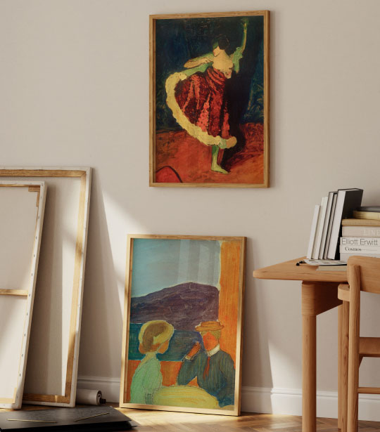 Zwei gerahmte Wandbilder der Bewegung „Der Blaue Reiter“ stehen an einer Wand, davor liegen Bücher auf dem Boden.