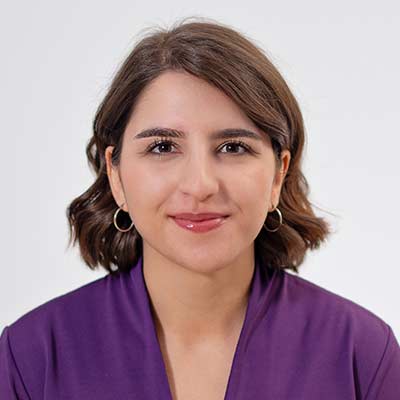 Einer unserer Mitarbeiter empfiehlt unsere Türtapeten